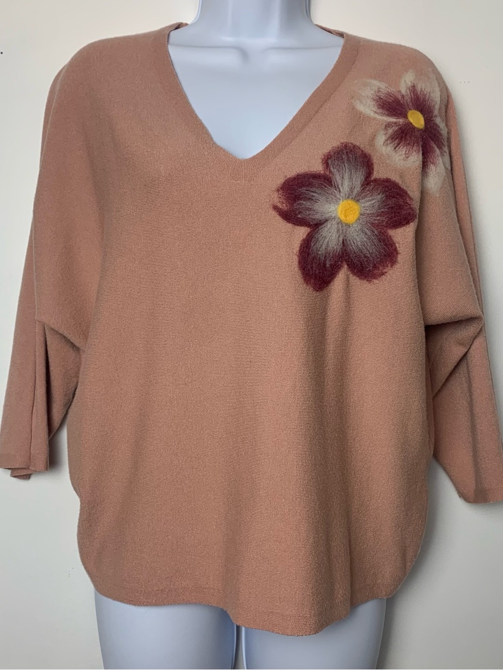 Aaeda Blush Pink V-Neck Sweater with Floral Applique sz Med